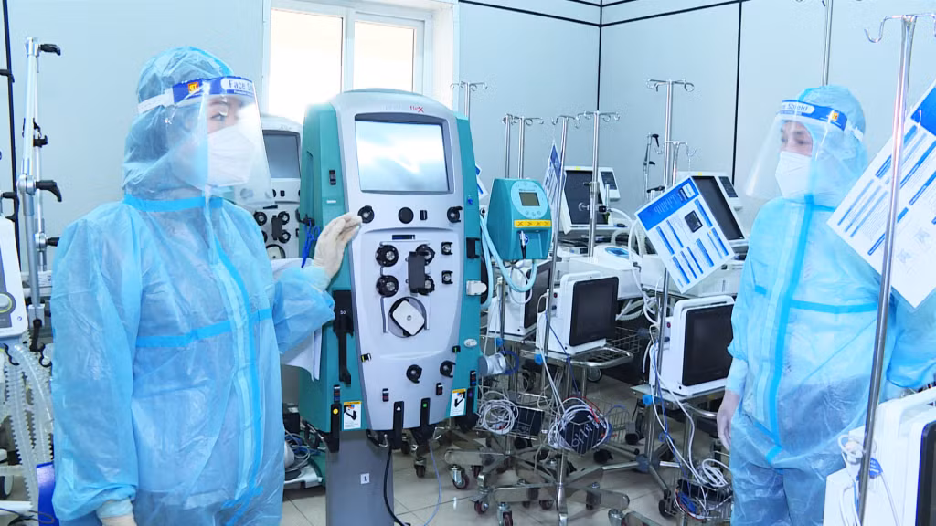 Đồng chí Nguyễn Thị Hạnh, Phó Chủ tịch UBND tỉnh (bên trái) kiểm tra trang bị, máy móc phục vụ khám chữa bệnh tại Bệnh viện số 2.