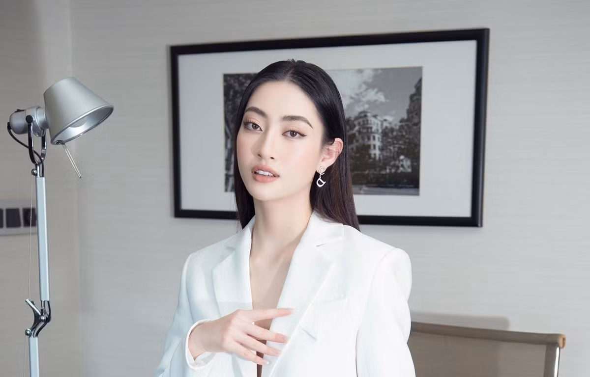 Diện mạo Hoa hậu Lương Thùy Linh xuất hiện trong buổi tọa đàm. (Ảnh: CTV/Vietnam+)