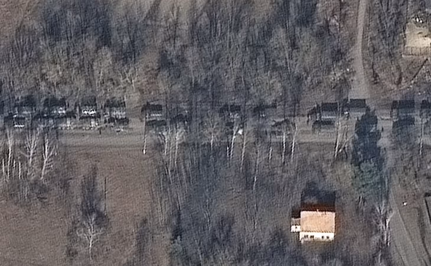 Ảnh vệ tinh chụp đoàn xe quân sự lớn của Nga gần Ivankiv, Ukraine. Ảnh: EPA