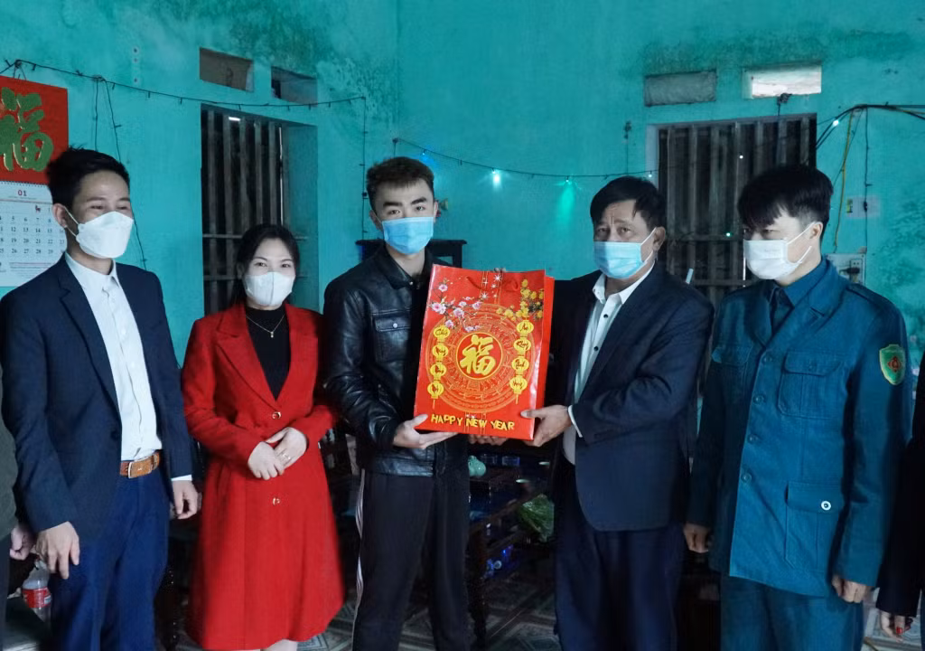 Các ban, ngành, đoàn thể xã Tràng Lương (TX Đông Triều) thăm hỏi, tặng quà gia đình có thanh niên chuẩn bị lên đường nhập ngũ.