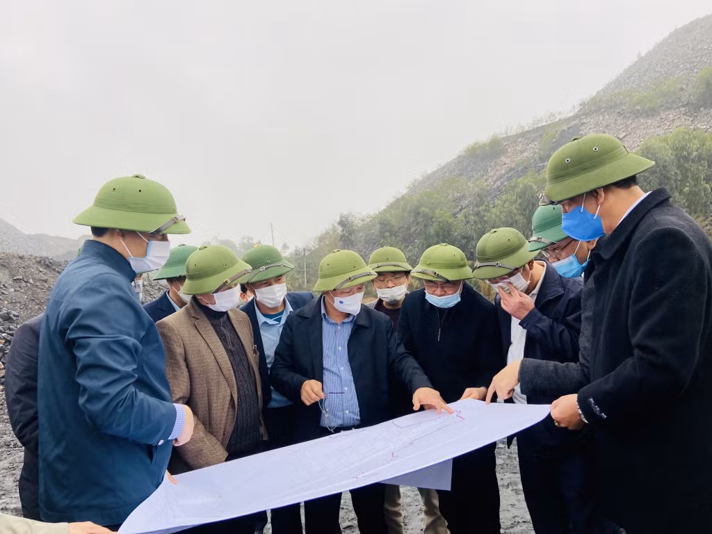 Đồng chí Phó Chủ tịch Thường trực UBND tỉnh kiểm tra vị trí các điểm mỏ đất san lấp trên địa bàn TX Đông Triều.