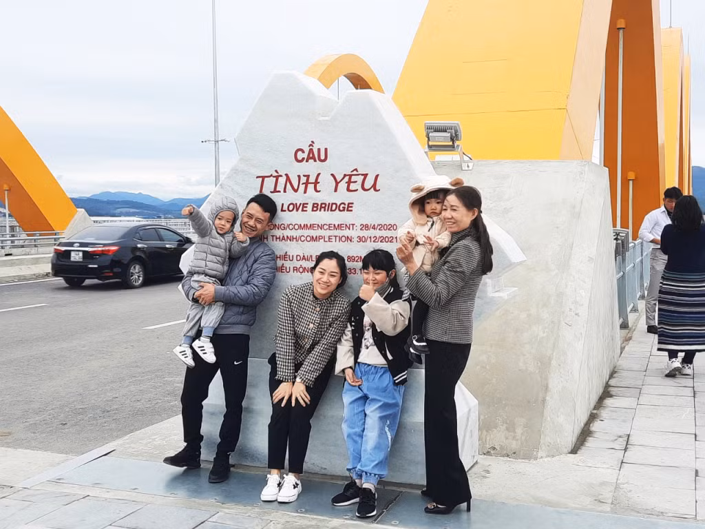 Cầu Tình Yêu - địa điểm check in mới được nhiều người dân, du khách lựa chọn.