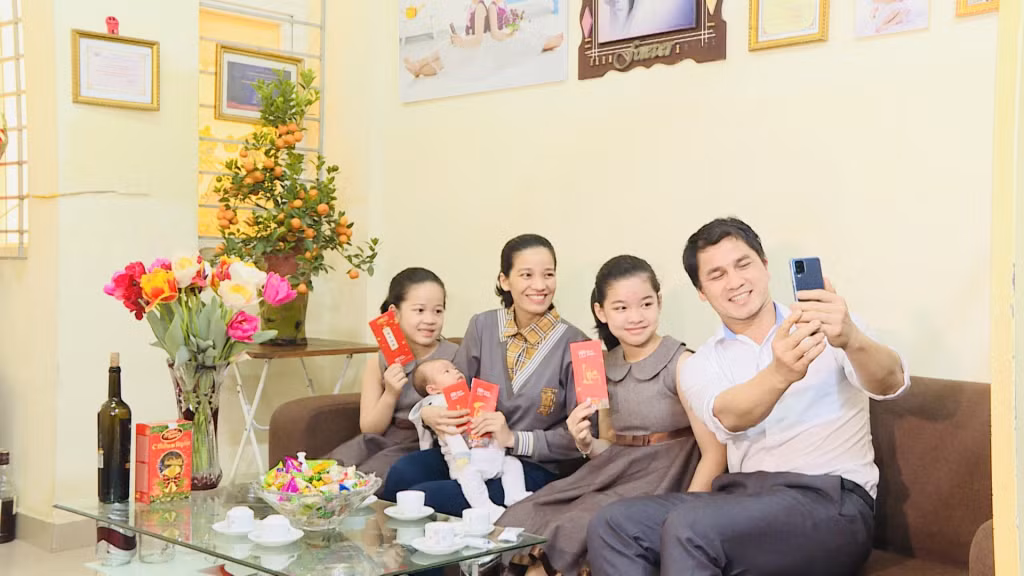 Gia đình thợ lò Lương Văn Thắng, Công ty Than Uông Bí - TKV chụp ảnh trong đêm giao thừa.
