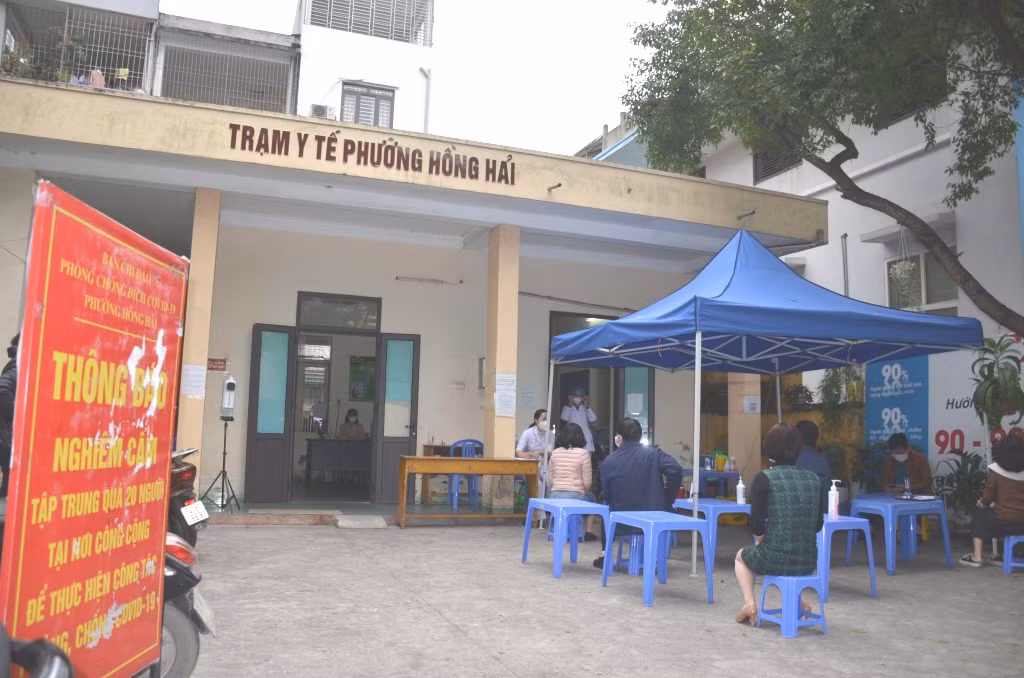 Các trường hợp liên quan đến bệnh nhân F0 đến lấy mẫu xét nghiệm Covid-19 tại Trạm y tế phường Hồng Hải (TP Hạ Long).