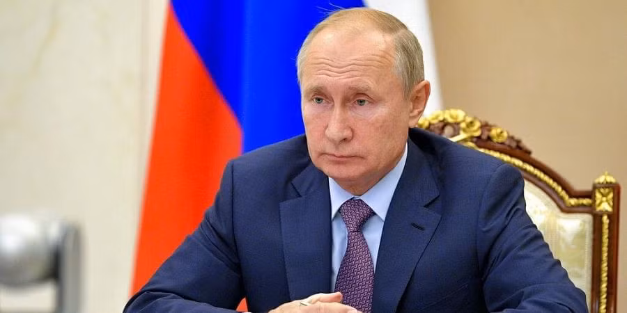 Tổng thống Nga Putin đã ký sắc lệnh công nhận hai nước Cộng hoà tự xưng ở Donetsk và Lugansk, miền đông Ukraine. Ảnh: AP