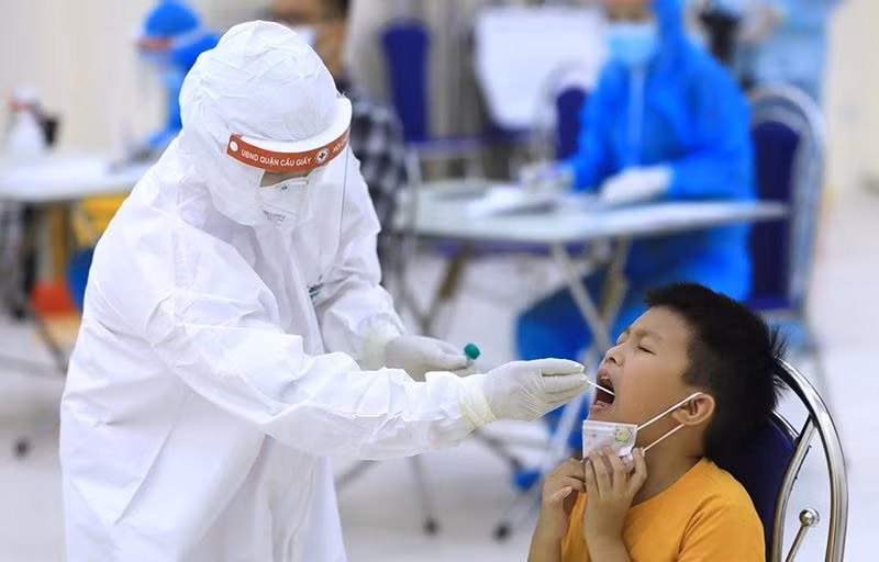 Trẻ nhỏ là nhóm đối tượng thường diễn biến nhẹ khi mắc Covid-19 (Ảnh minh họa)