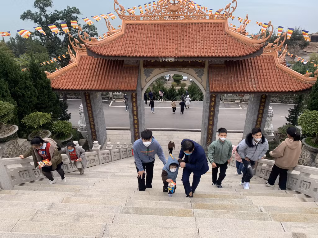 Tại chùa Cái Bầu (Vân Đồn), từ ngày mồng 1 Tết đã có nhiều người dân từ khắp các địa phương về vãn cảnh...