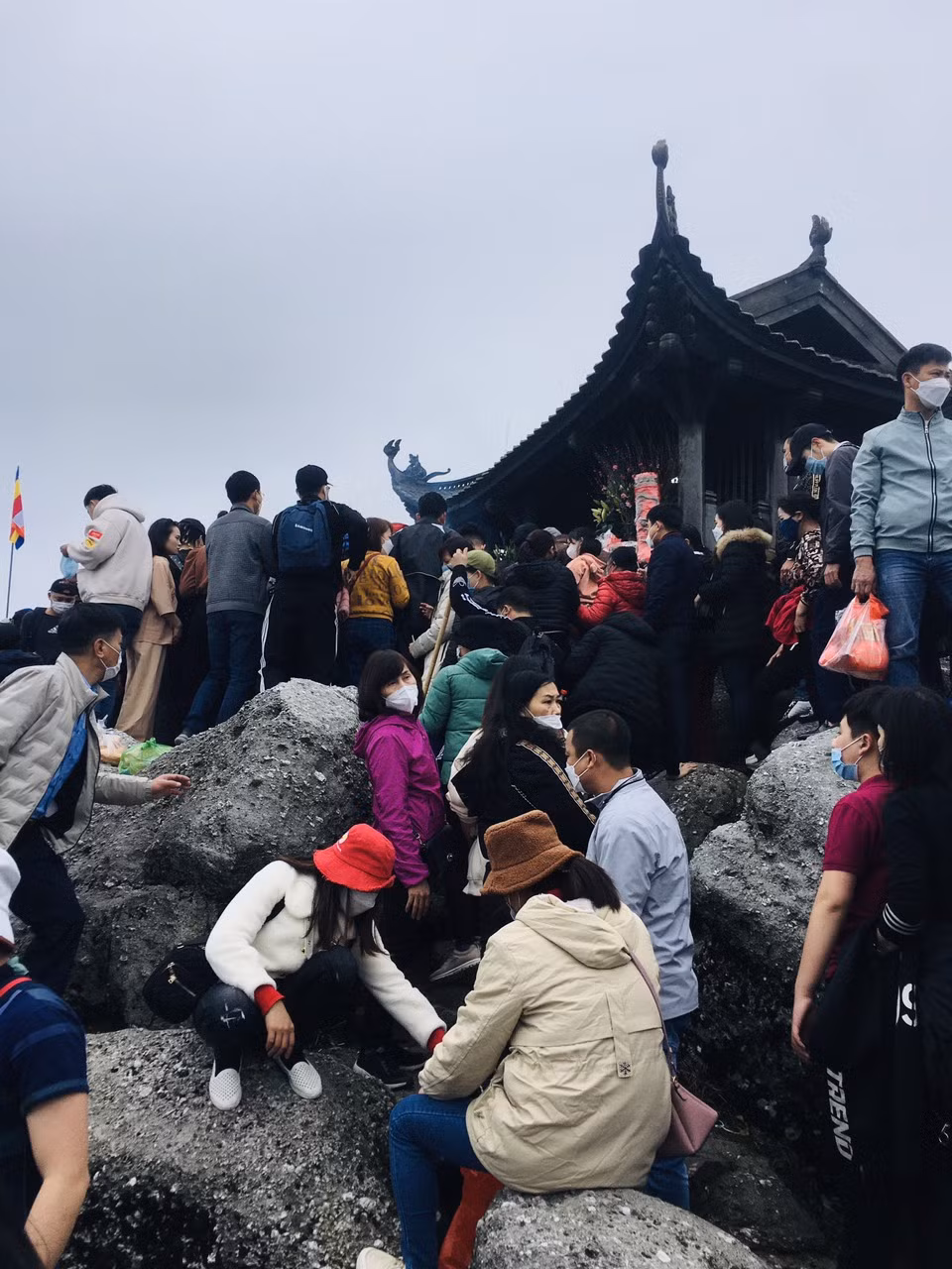 Nhiều du khách tranh thủ nghỉ ngơi sau quãng đường dài.