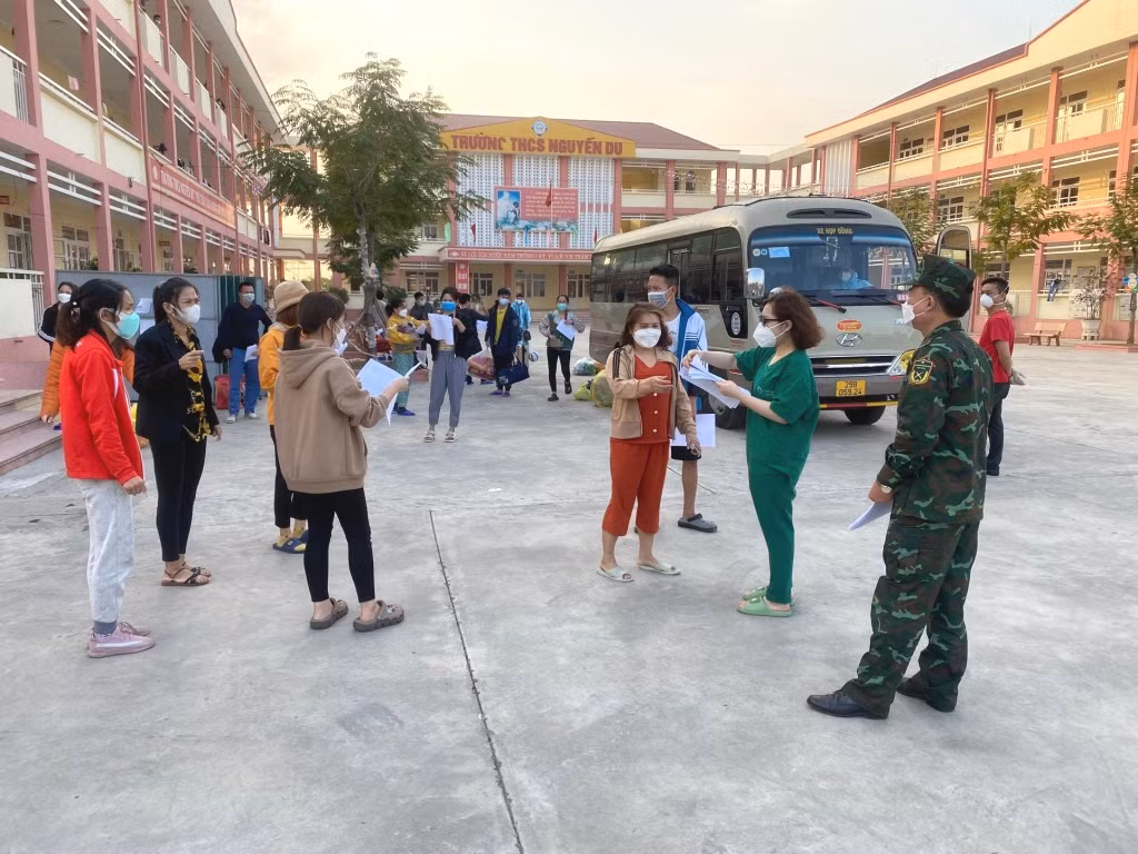 Y, bác sĩ Bệnh viện Bãi Cháy hỗ trợ điều trị F0 tại cơ sở cách ly tập trung Trường THCS Nguyễn Du (TX Đông Triều). Ảnh chụp tháng 1/2022.
