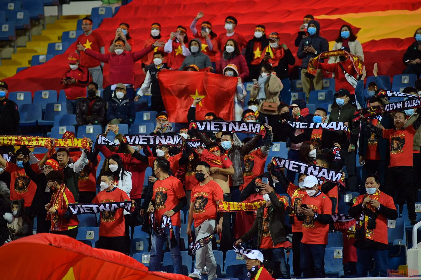 Không khí trên sân Mỹ Đình khi đội tuyển Việt Nam đang dẫn trước 2-0. (Ảnh: TRẦN HẢI)