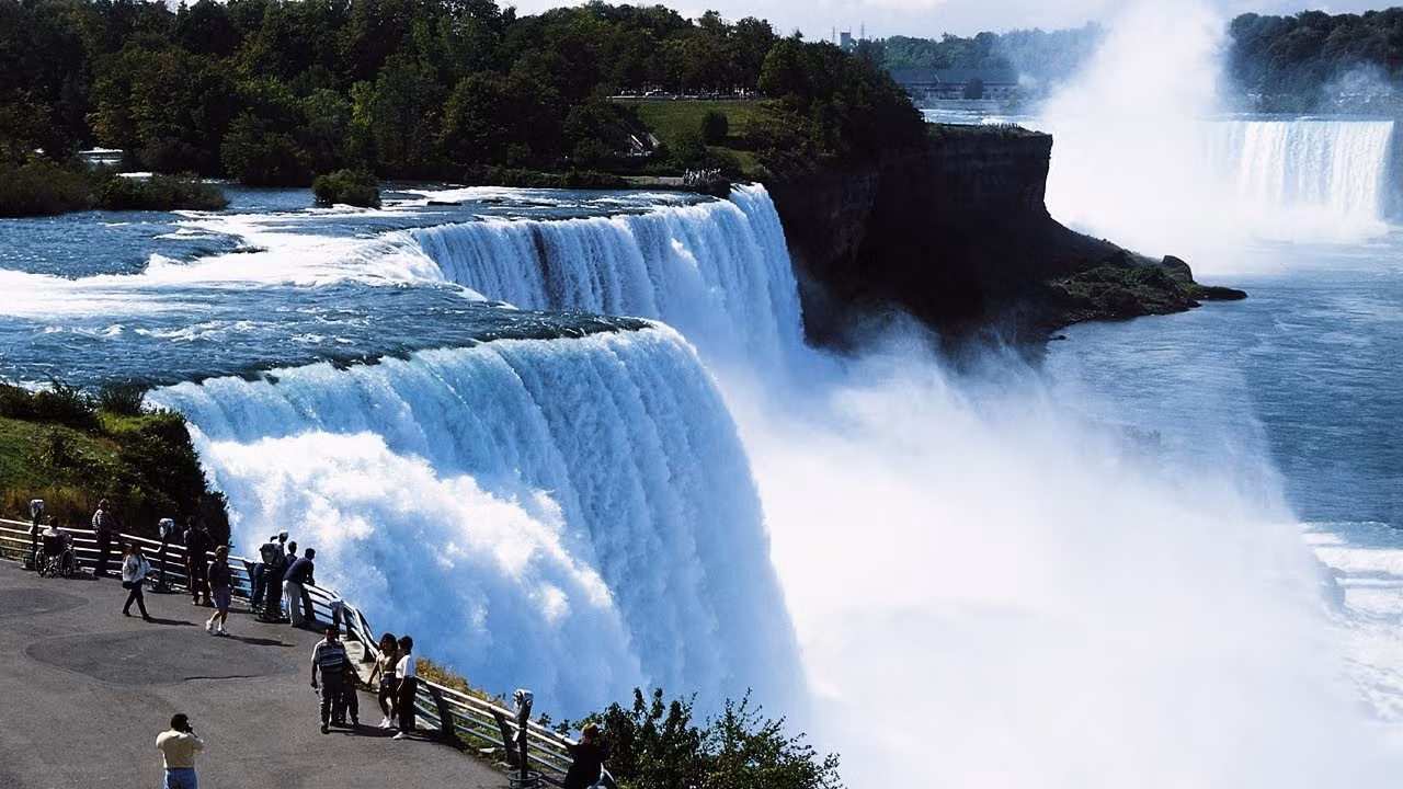 Thác Niagara nằm ở đường biên giới Canada và Mỹ, gồm 3 thác nhỏ. Đây là một trong những điểm đến rất thu hút du khách của Mỹ.