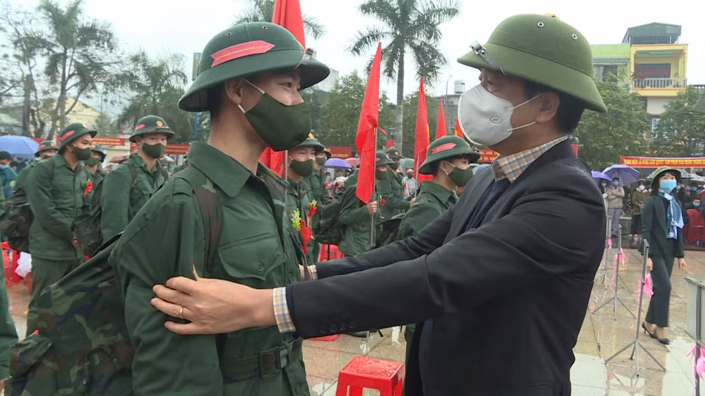 Đồng chí Nguyễn Văn Hồi động viên thanh niên lên đường nhập ngũ.