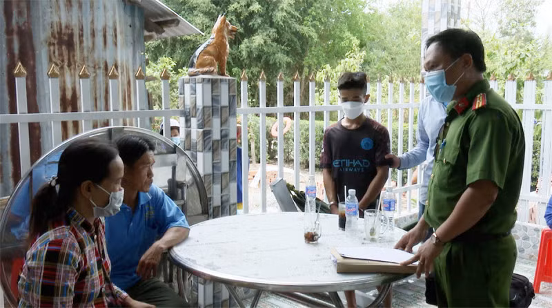 Cơ quan Cảnh sát điều tra Công an huyện Hòn Đất đọc lệnh khám xét nhà gia đình nơi Dương đang sống.