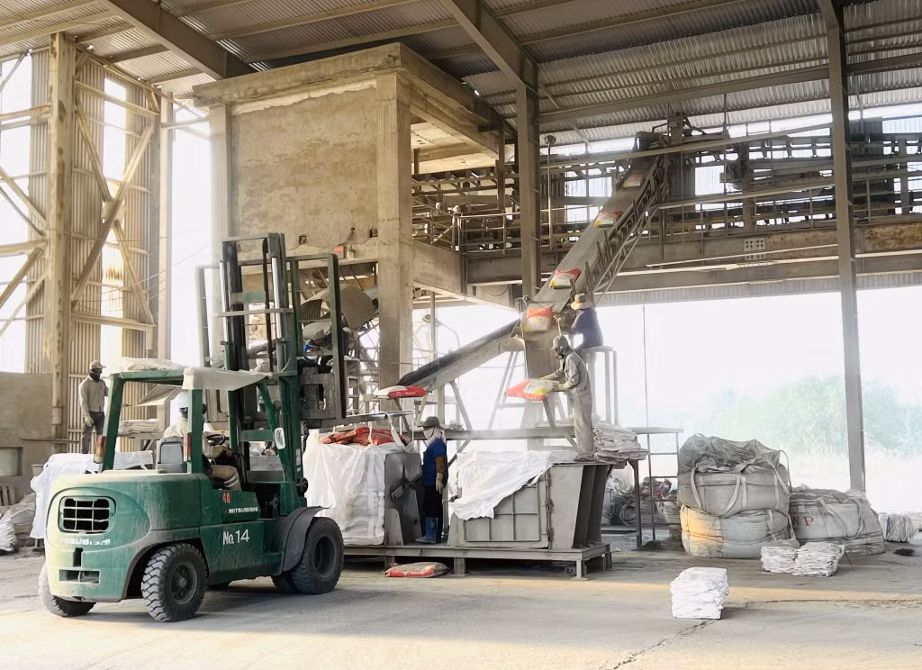 Không khí làm việc tấp nập tại Công ty CP xi măng và xây dựng Quảng Ninh những ngày đầu xuân 2022.