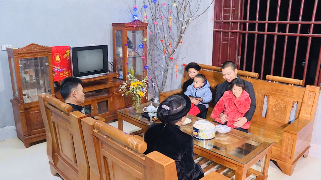 Gia đình thợ lò người dân tộc Tày, huyện Bình Liêu Trần Văn Dũng (Công ty CP Than Mông Dương) quây quần bên nhau trong đêm giao thừa.