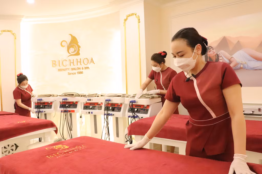 Nhân viên Thẩm mỹ viện Bích Hòa (TP Hạ Long) lau dọn lại trang thiết bị, máy móc sẵn sàng mở cửa trở lại.