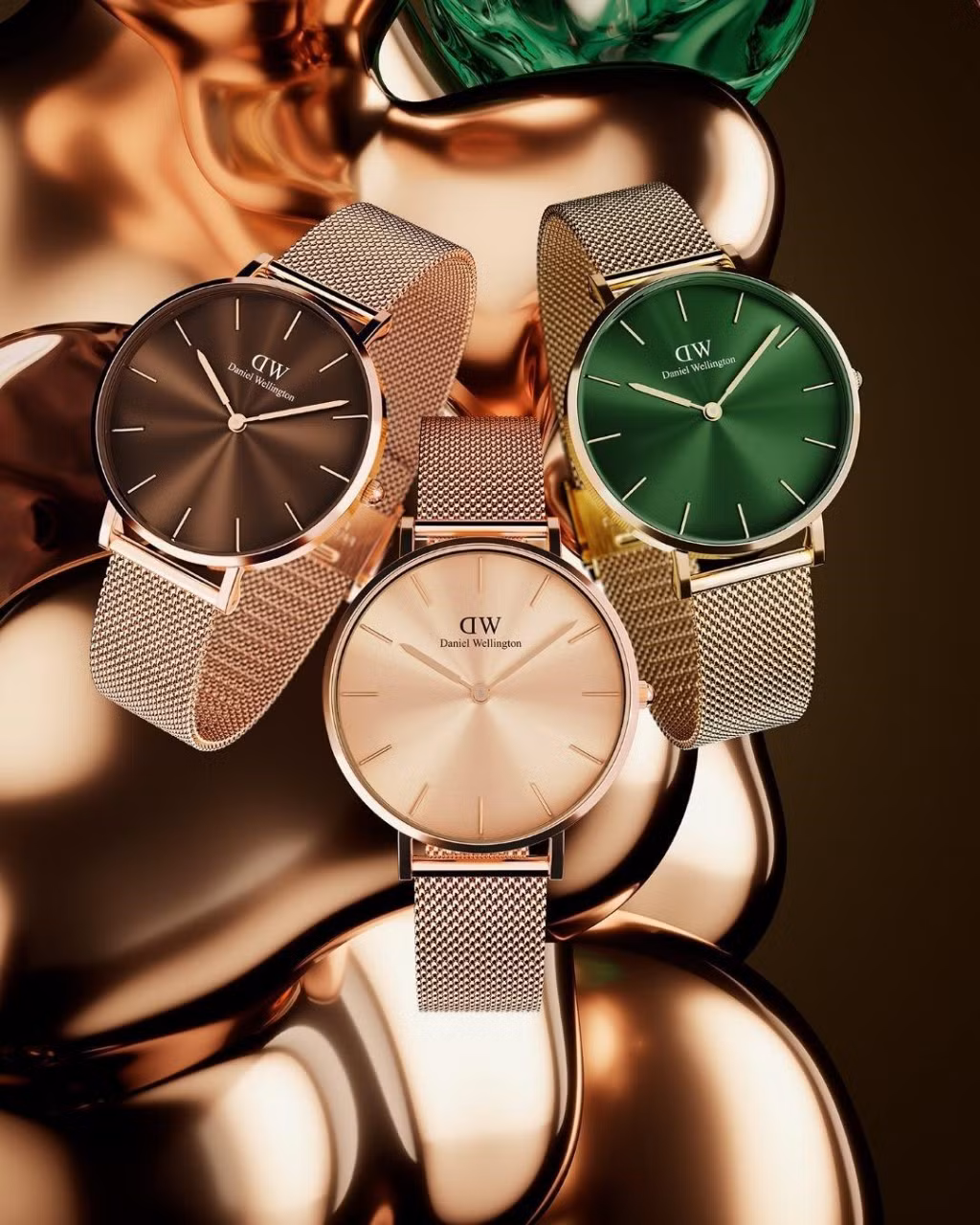 Phong cách tối giản đặc trưng trên đồng hồ nữ xanh lá cây của hãng Daniel Wellington, giúp ai cũng có thể sử dụng được.