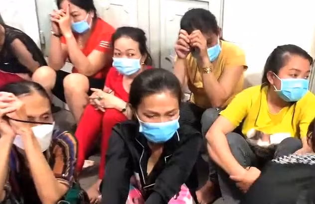 Những người tham gia đánh bạc bị bắt. Ảnh: T.L.