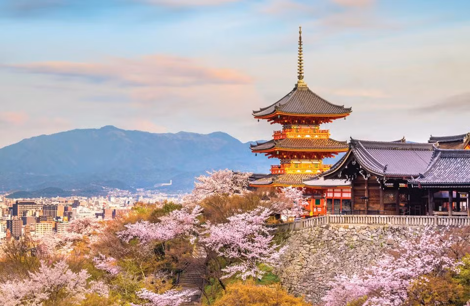 Kyoto, Nhật Bản: Với những truyền thống lâu đời vẫn trường tồn, cố đô Kyoto là địa điểm lý tưởng để khám phá lịch sử Nhật Bản. Thành phố nổi tiếng có những ngôi đền linh thiêng, khu phố cổ kính cùng các loại hình văn hóa dân gian vẫn được gìn giữ. Không chỉ vậy, cảnh sắc ở Kyoto đặc biệt quyến rũ trong sắc hoa anh đào vào mùa xuân và khi thu sang, lá cây thay màu rực rỡ. Ảnh: Shutterstock.