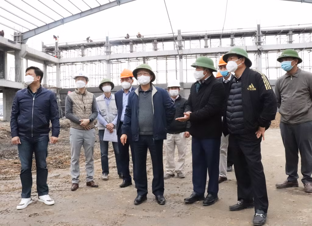 Đồng chí Cao Tường Huy kiểm tra khu vực xây dựng nhà tập phụ đa năng tại Trung tâm Huấn luyện và thi đấu thể dục thể thao tỉnh.