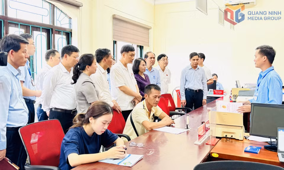 Đồng chí Vũ Hồng Thanh, Phó Chủ tịch Quốc hội và các đồng chí lãnh đạo tỉnh khảo sát thực hiện mô hình chính quyền địa phương 2 cấp tại xã Lục Hồn. Ảnh: Mạnh Trường