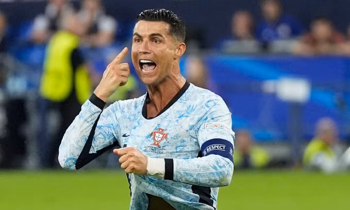 Ronaldo phản ứng trọng tài, rồi phải nhận thẻ vàng. Ảnh: AP