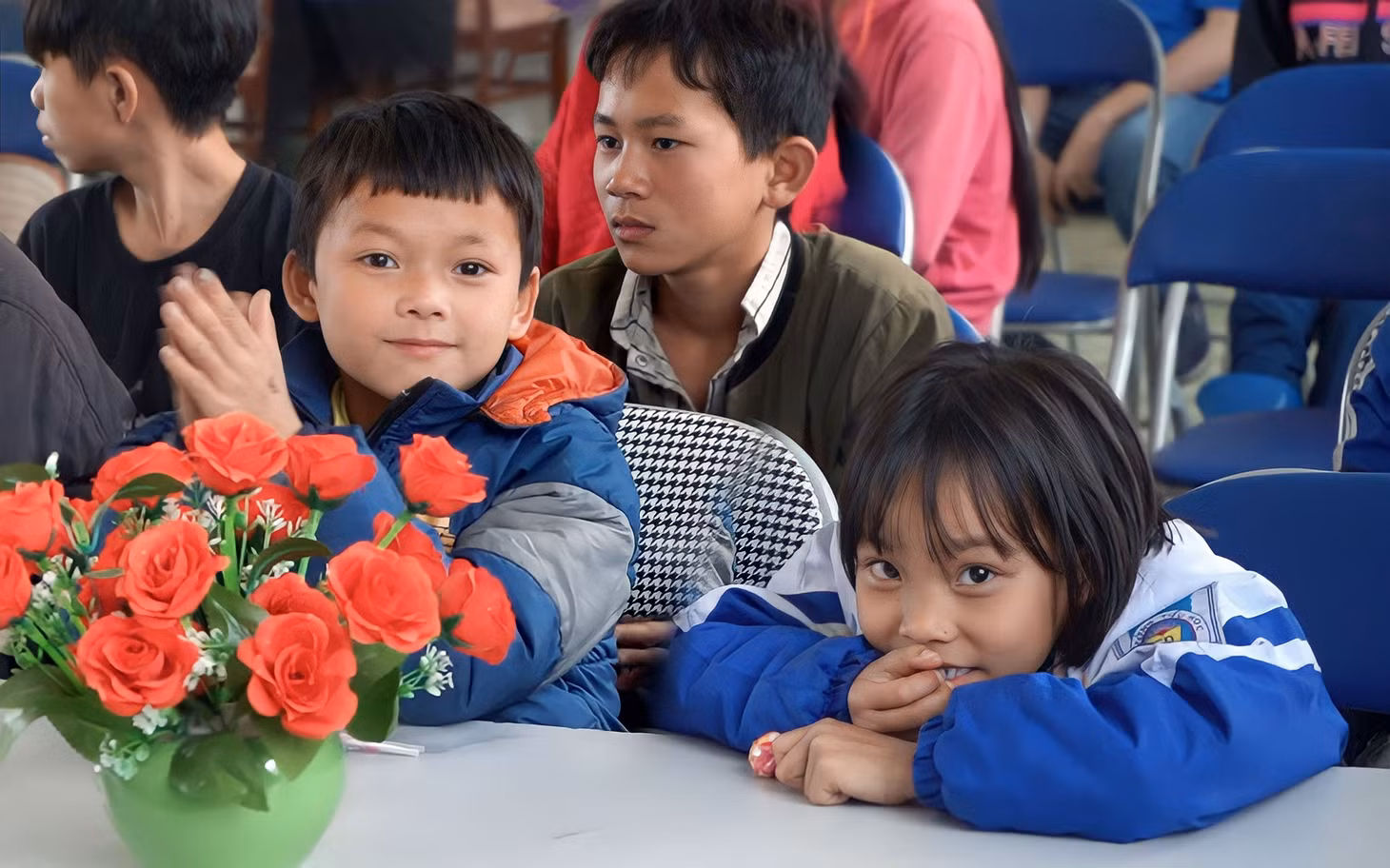 Háo hức những ánh mắt, nụ cười trẻ thơ khi đón nhận tình cảm từ đoàn tình nguyện.