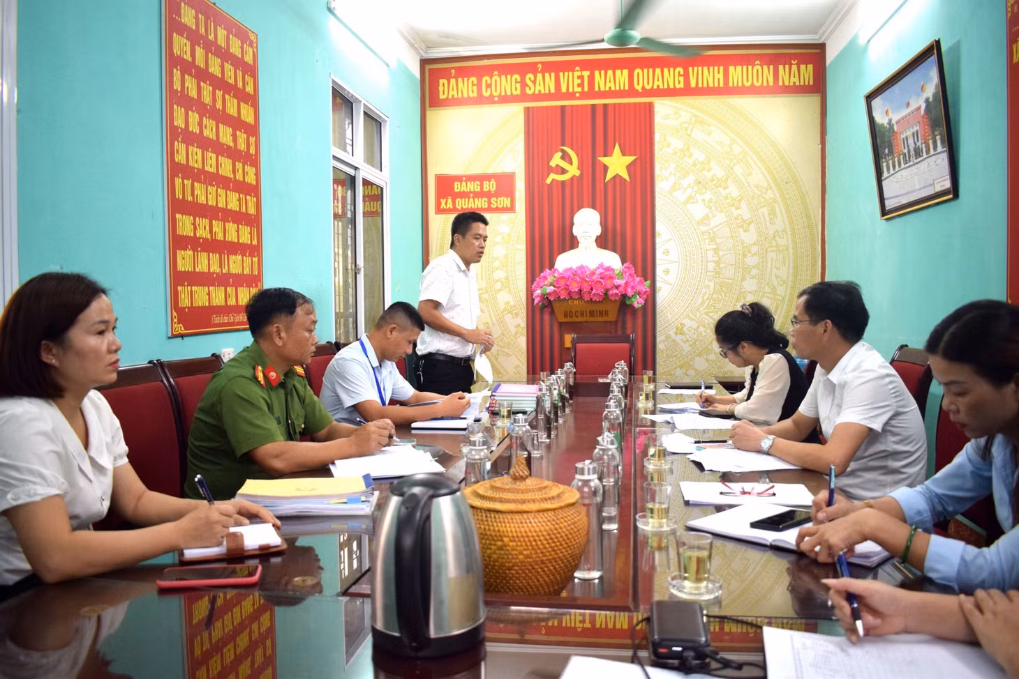 Đoàn công tác của Ban Dân tộc tỉnh khảo sát thực trạng tảo hôn và hôn nhân cận thuyết thống tại xã Quảng Sơn (Hải Hà). Ảnh: Thanh Nhàn (Ban Dân tộc tỉnh)