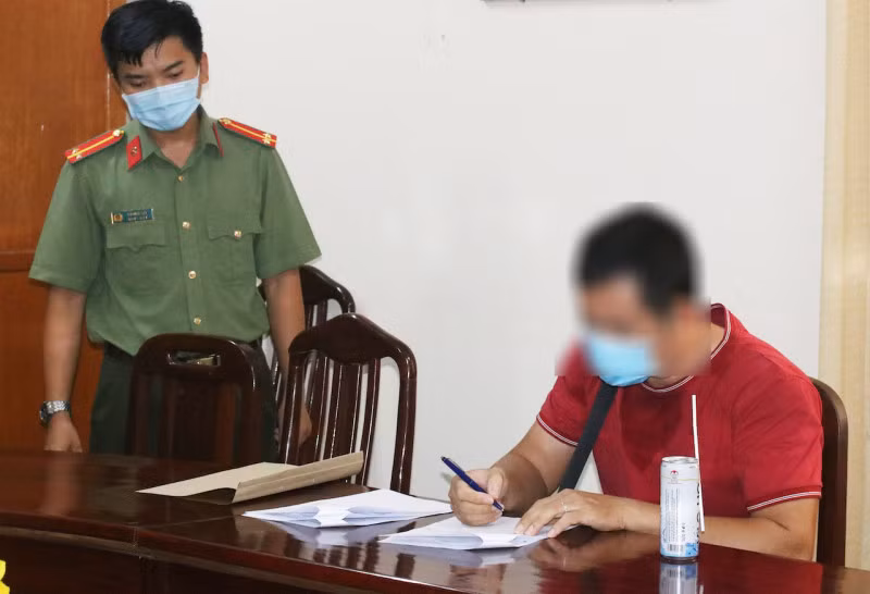 Đ.V.C. nhận quyết định xử phạt hành chính.
