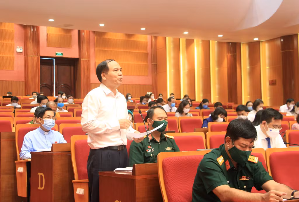 Ông Trần Văn Lâm, Giám đốc Sở Tài chính, phát biểu làm rõ những vấn đề đại biểu HĐND tỉnh quan tâm.