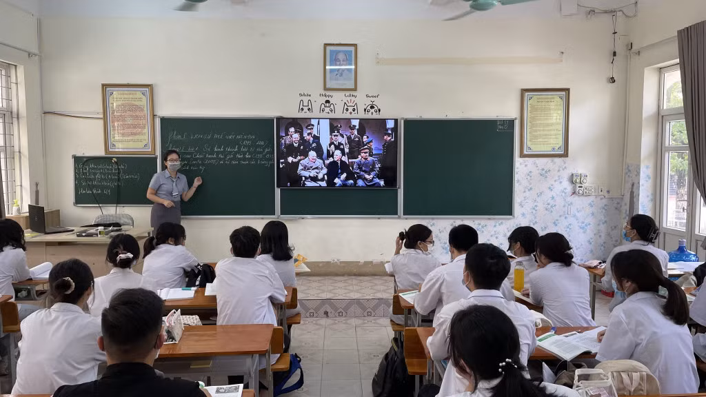 Học sinh Lớp 12D, Trường TH-THCS-THPT Văn Lang (TP Hạ Long), trong giờ học môn Lịch sử.