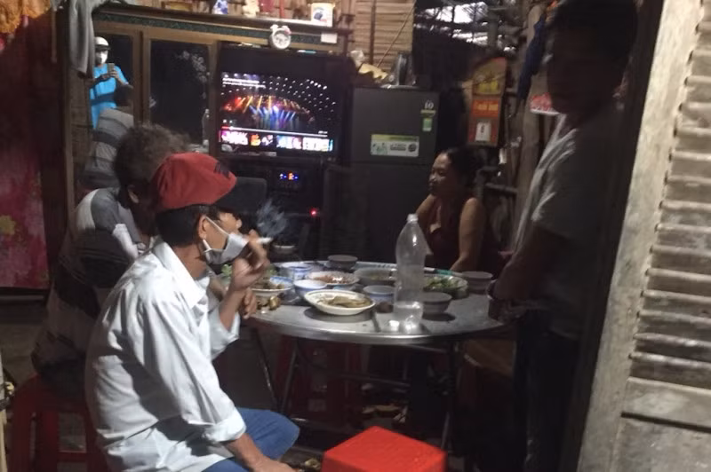 Nhóm người tụ tập ăn nhậu.