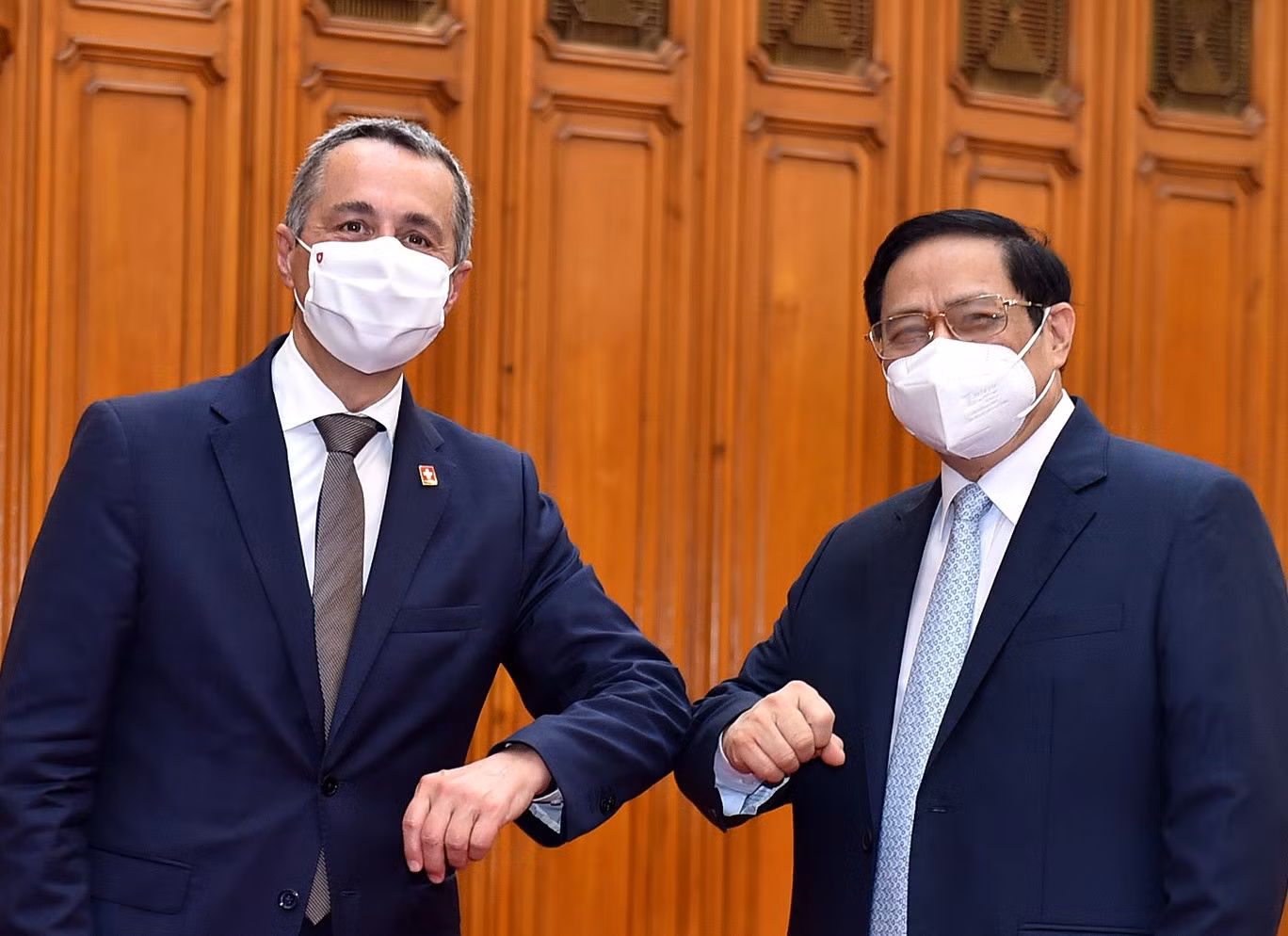 Thủ tướng Phạm Minh Chính và Phó Tổng thống, Bộ trưởng Ngoại giao Liên bang Thụy Sĩ Ignazio Cassis trao đổi phương hướng và thống nhất quan điểm để nâng tầm quan hệ hai nước trong thời gian tới. - Ảnh: VGP/Nhật Bắc Thủ tướng Phạm Minh Chính và Phó Tổng thống, Bộ trưởng Ngoại giao Liên bang Thụy Sĩ Ignazio Cassis trao đổi phương hướng và thống nhất quan điểm để nâng tầm quan hệ hai nước trong thời gian tới. - Ảnh: VGP/Nhật Bắc