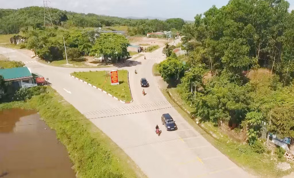 Đoạn đường từ dốc Đồi Chè xã Quảng Long đến giáp địa phận huyện Đầm Hà (5km) không có hệ thống đèn đường, rất nguy hiểm khi các phương tiện lưu thông.