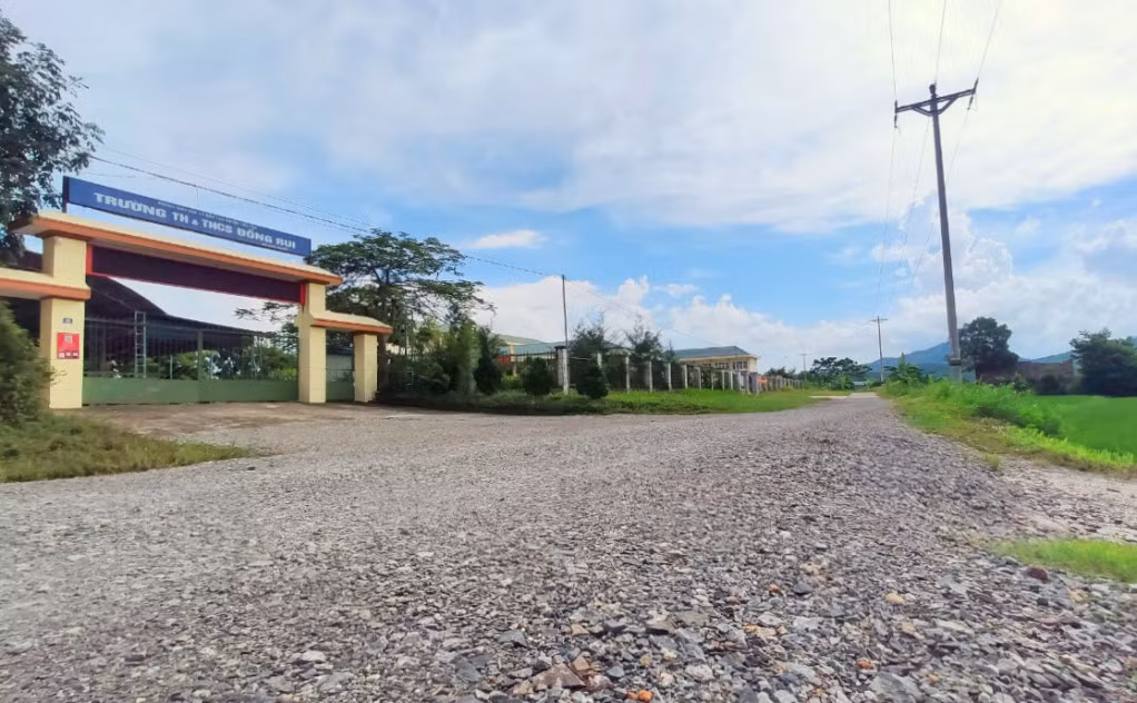 Đoạn đường dân sinh từ lỗi rẽ vào Trường TH&amp;THCS xã Đồng Rui đấu nối với đầu tuyến đê mới dài khoảng 800m đã khắc phục tạm thời bằng biện pháp rải base và lu nèn tạm thời để người dân đi lại thuận lợi.