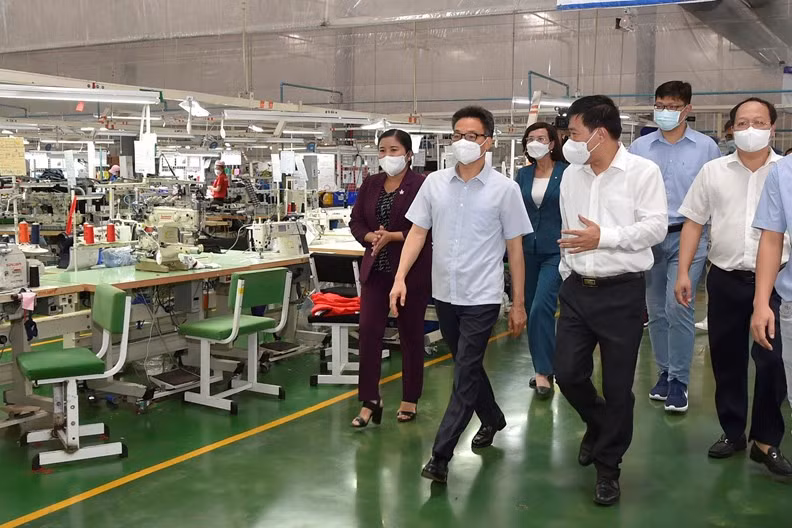 Phó Thủ tướng Vũ Đức Đam kiểm tra mô hình “3 tại chỗ” tại Công ty TNHH New Apparel Far Eastern Việt Nam có 857 công nhân đang làm việc, sáng 5/8. Ảnh: VGP/Đình Nam