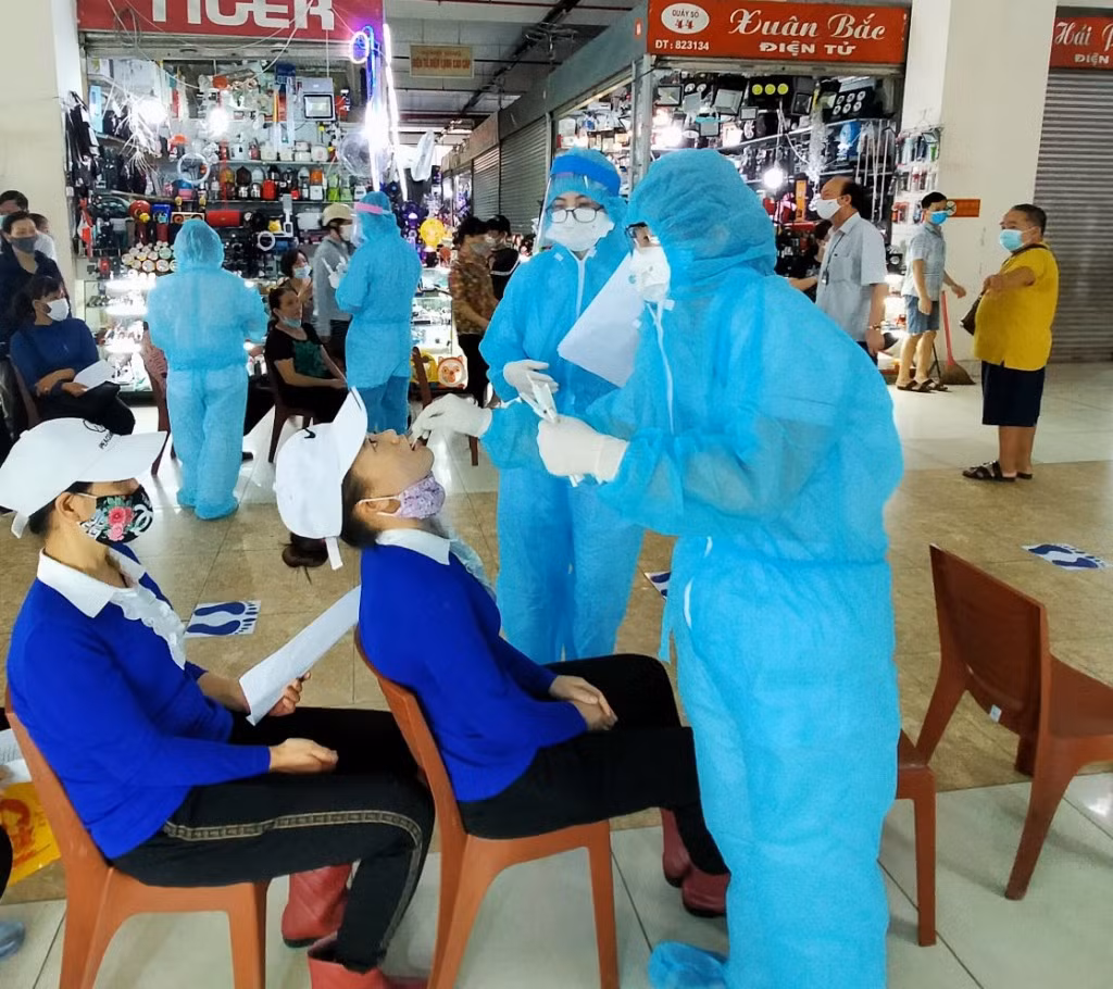 Trung tâm Kiểm soát Bệnh tật tỉnh (CDC) Quảng Ninh lấy mẫu xét nghiệm cho các tiểu thương. Ảnh Hoàng Nga