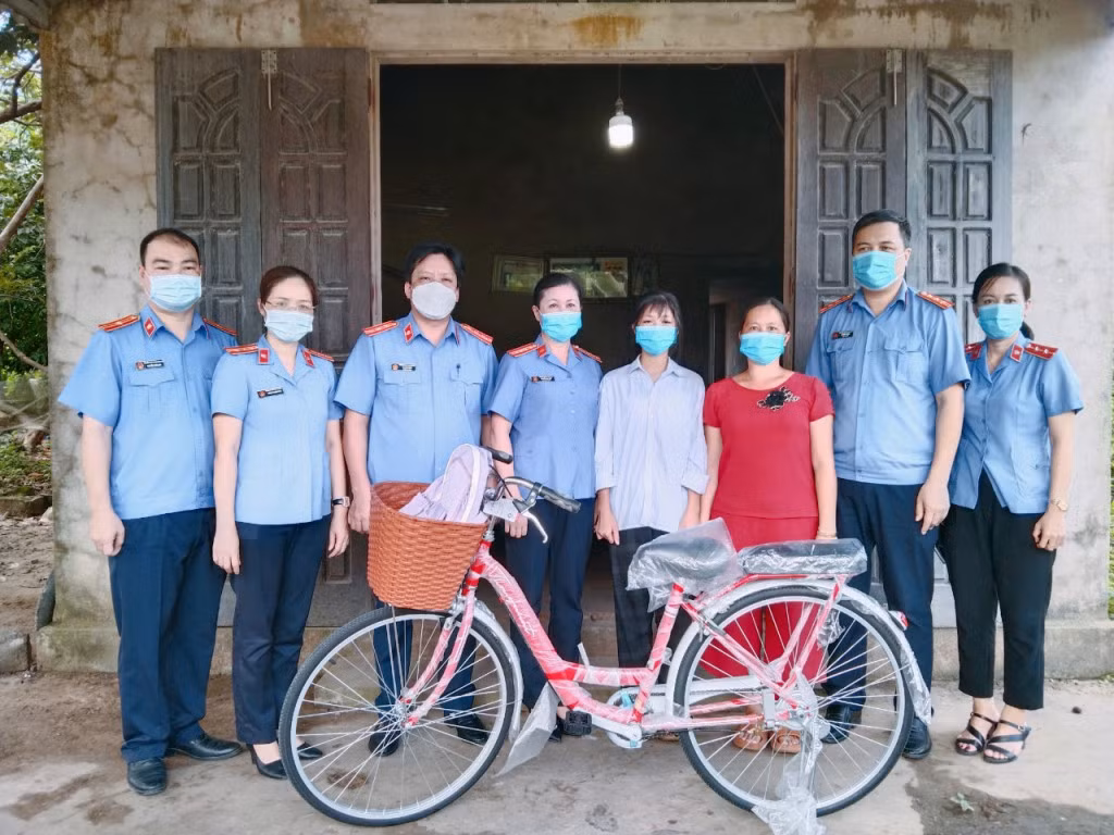 Đoàn công tác VKS nhân dân tỉnh Quảng Ninh trao học bổng đỡ đầu em Lê Yến Nhi học sinh lớp 9 Trường PTDT bán trú TH&THCS Nam Sơn