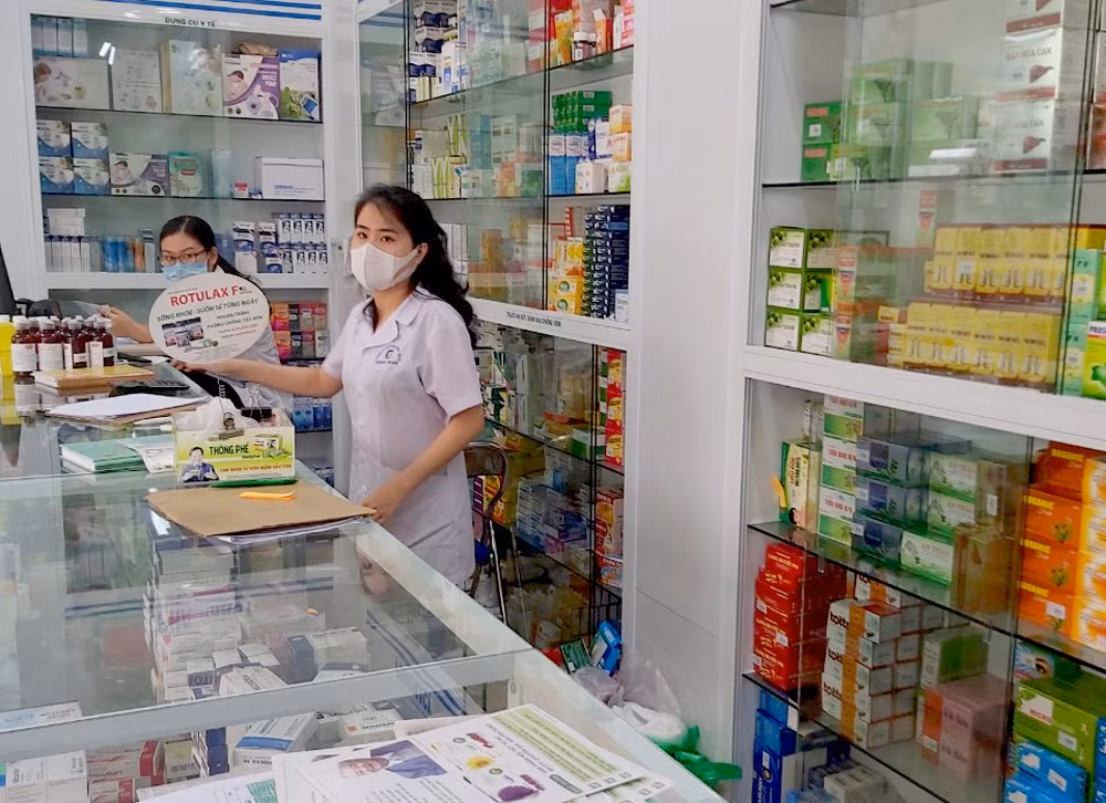 Quầy thuốc Trung tâm của Công ty CP Dược Vật tư y tế Quảng Ninh đa dạng các loại thuốc tân dược phục vụ người bệnh phòng chống dịch bệnh.