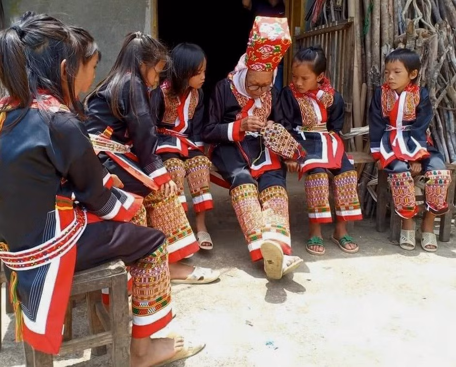 Truyền dạy nghề thêu truyền thống cho thiếu nhi dịp hè. Ảnh: Huyện Đoàn Bình Liêu cung cấp