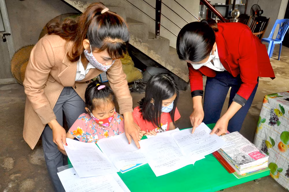 Cô giáo điểm trường Nà Luông thuộc Trường Tiểu học xã Lục Hồn, huyện Bình Liêu đến nhà giao bài tập cho học sinh trong đợt học trực tuyến để phòng chống dịch Covid-19 vào tháng 4/2020. Ảnh: Thu Nguyệt