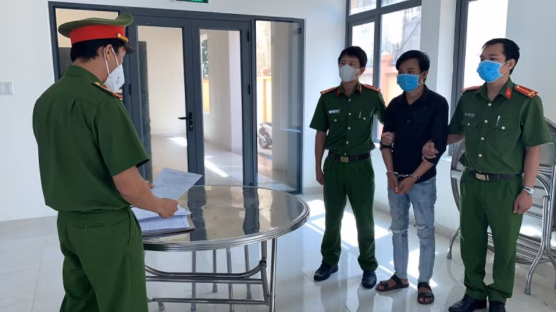 Cơ quan điều tra Công an TP Phan Thiết đọc lệnh bắt tạm giam đối với Lê Kim Luân