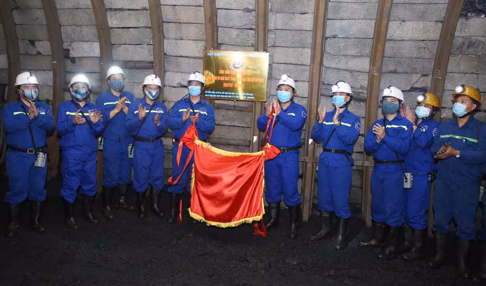 Những thế hệ công nhân mỏ đang phấn đấu thi đua lao động, sản xuất viết tiếp những kỳ tích về Vùng mỏ Quảng Ninh.