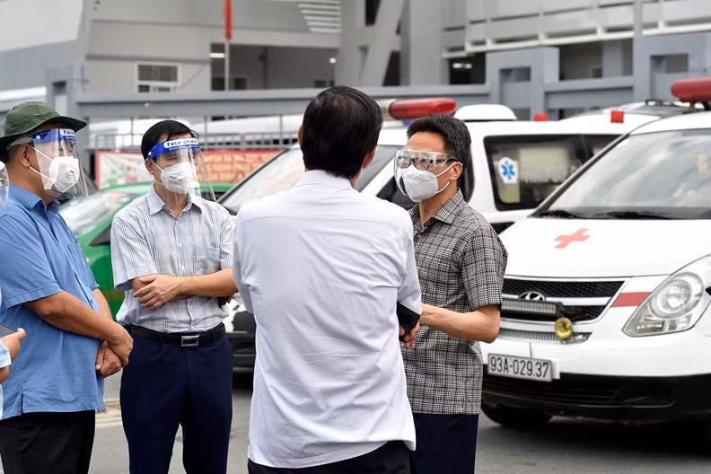 Phó Thủ tướng Vũ Đức Đam kiểm tra Bệnh viện Dã chiến Quận 7, chiều 6/8. Ảnh: VGP/Đình Nam
