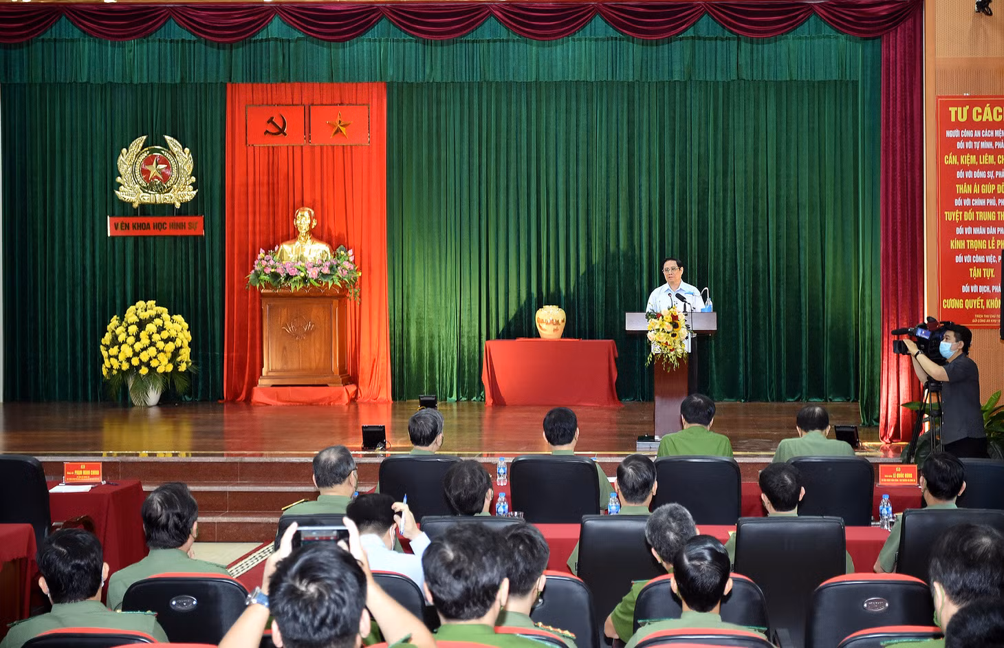 Thủ tướng đề nghị Đảng ủy Công an Trung ương, lãnh đạo Bộ Công an chỉ đạo toàn lực lượng Công an nhân dân tiếp tục phát huy tốt vai trò là một trong những lực lượng tuyến đầu trên mặt trận phòng, chống dịch bệnh; góp phần cùng cả hệ thống chính trị khống chế, đẩy lùi dịch bệnh trong thời gian sớm nhất. - Ảnh: VGP/Nhật Bắc Thủ tướng đề nghị Đảng ủy Công an Trung ương, lãnh đạo Bộ Công an chỉ đạo toàn lực lượng Công an nhân dân tiếp tục phát huy tốt vai trò là một trong những lực lượng tuyến đầu trên mặt trận phòng, chống dịch bệnh; góp phần cùng cả hệ thống chính trị khống chế, đẩy lùi dịch bệnh trong thời gian sớm nhất. - Ảnh: VGP/Nhật Bắc