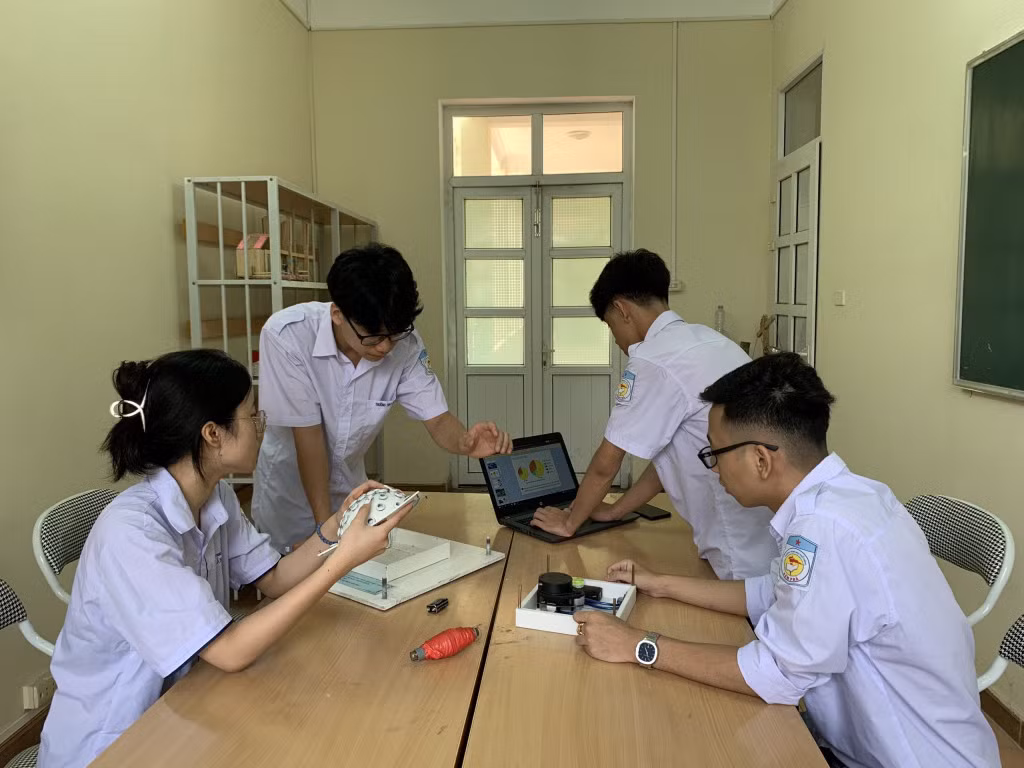 Nhóm học sinh Trường THPT Cẩm Phả thử nghiệm sản phẩm thiết bị hỗ trợ giảng dạy môn giáo dục quốc phòng - Nội dung ném lựu đạn xa trúng đích.