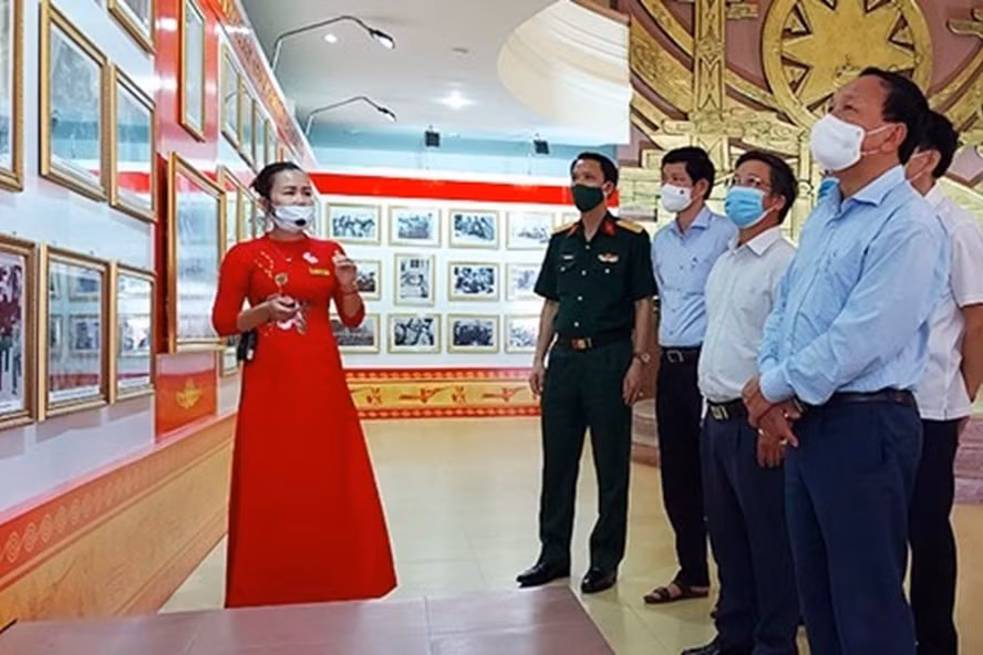 Lãnh đạo tỉnh Quảng Bình tham quan triển lãm. Ảnh: BQB