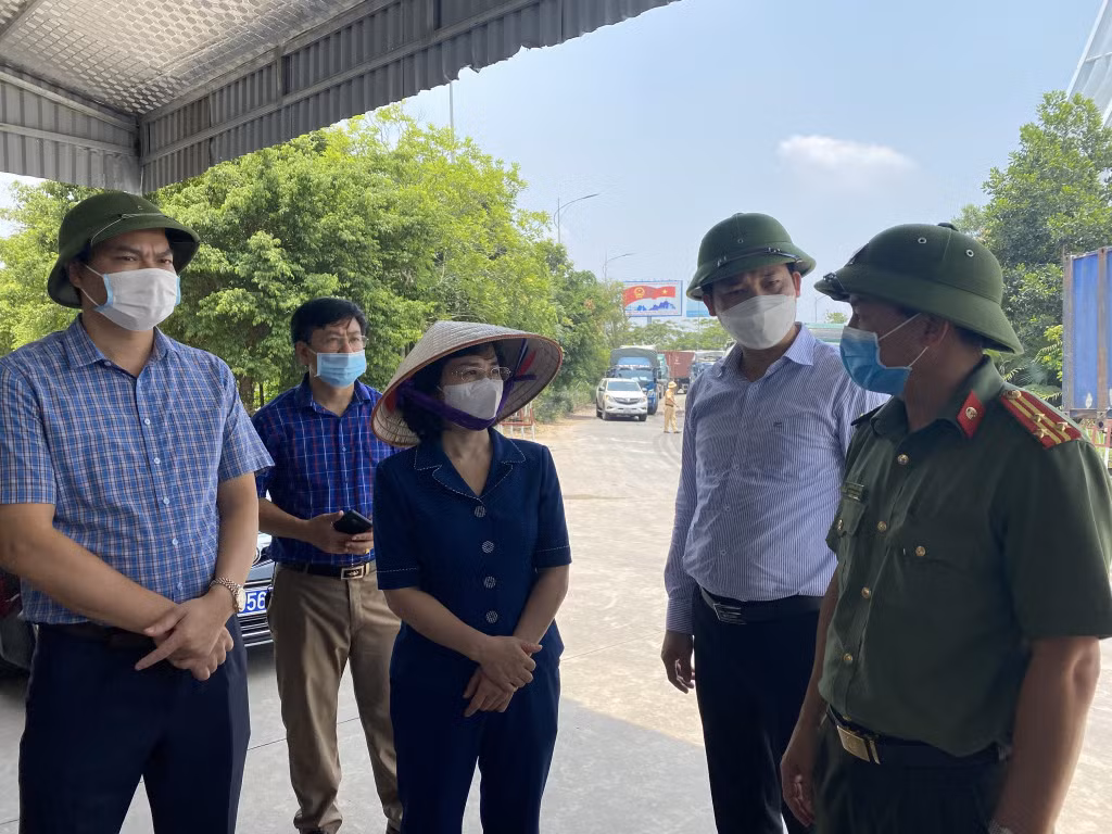 Đông Triều có nhiều cửa ngõ tiếp giáp với các địa đương của tỉnh Hải Dương và tỉnh Bắc Giang. Do đó, đồng chí Phó Chủ tịch Thường trực HĐND tỉnh yêu cầu Thị xã tăng cường kiểm tra hoạt động tại các chốt kiểm soát phòng, chống Covid-19.