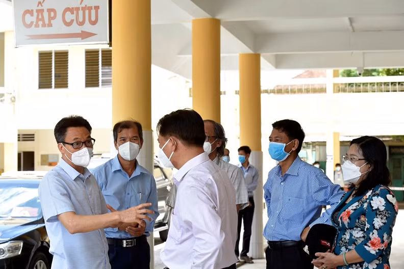 Phó Thủ tướng Vũ Đức Đam kiểm tra công tác chuẩn bị Bệnh viện Dã chiến điều trị bệnh nhân COVID-19 đặt tại Bệnh viện chuyên Khoa Sản Nhi (cơ sở cũ tại thành phố Sóc Trăng), sáng 7/8. Ảnh: VGP/Đình Nam