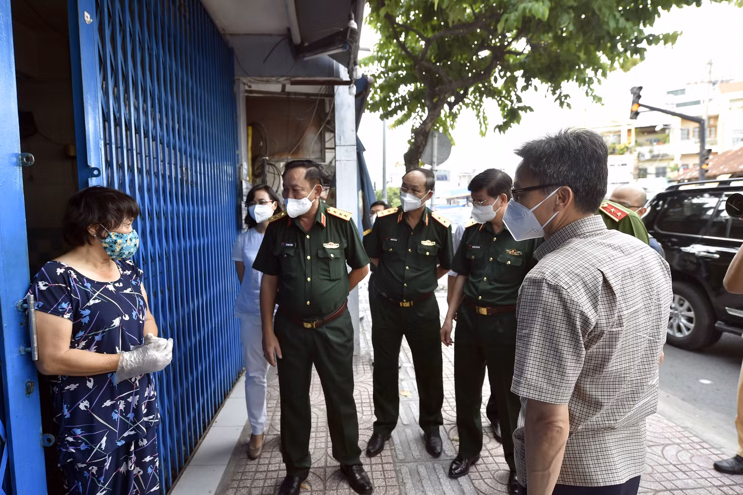 Trò chuyện với Phó Thủ tướng Vũ Đức Đam, bà Lâm Tuyết Xuân (trú tại số 49 đường Nơ Trang Long, quận Bình Thạnh) cho biết gia đình bà đã chuẩn bị đầy đủ lương thực, thực phẩm, đồ dùng thiết yếu trong vòng 1 tuần, không phải ra khỏi nhà. Phó Thủ tướng động viên bà Xuân cũng như mong muốn từng người dân TPHCM cố gắng thực hiện nghiêm các quy định giãn cách xã hội để có thể sớm vượt qua đại dịch.